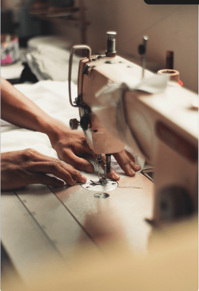 Couturière en train de coudre une pièce sur machine – confection sur mesure