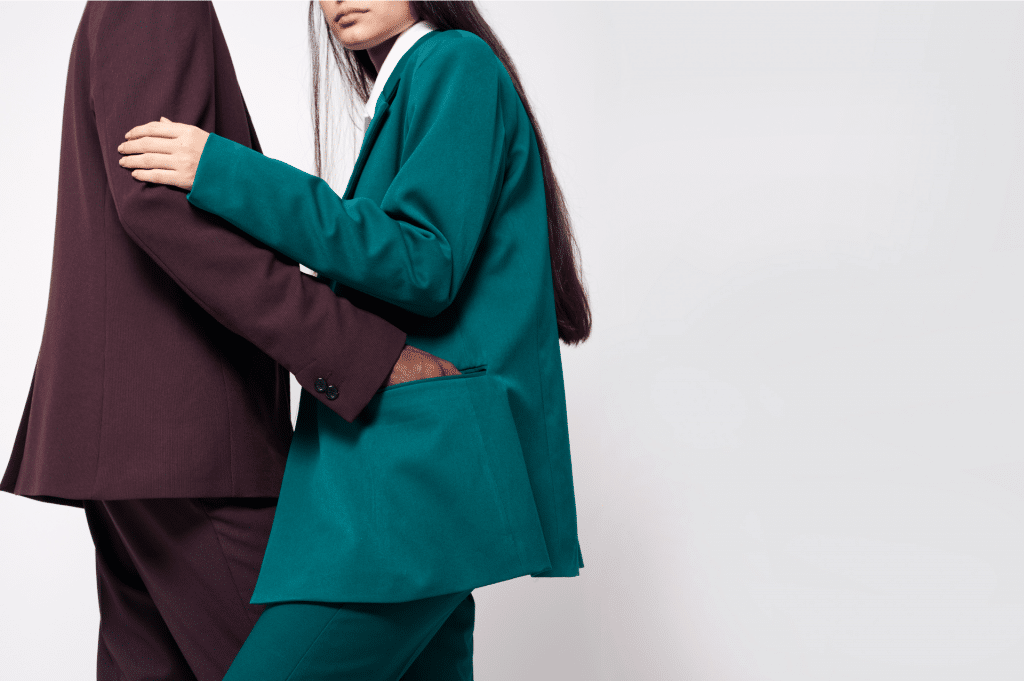 Couple portant des tailleurs sur-mesure élégants