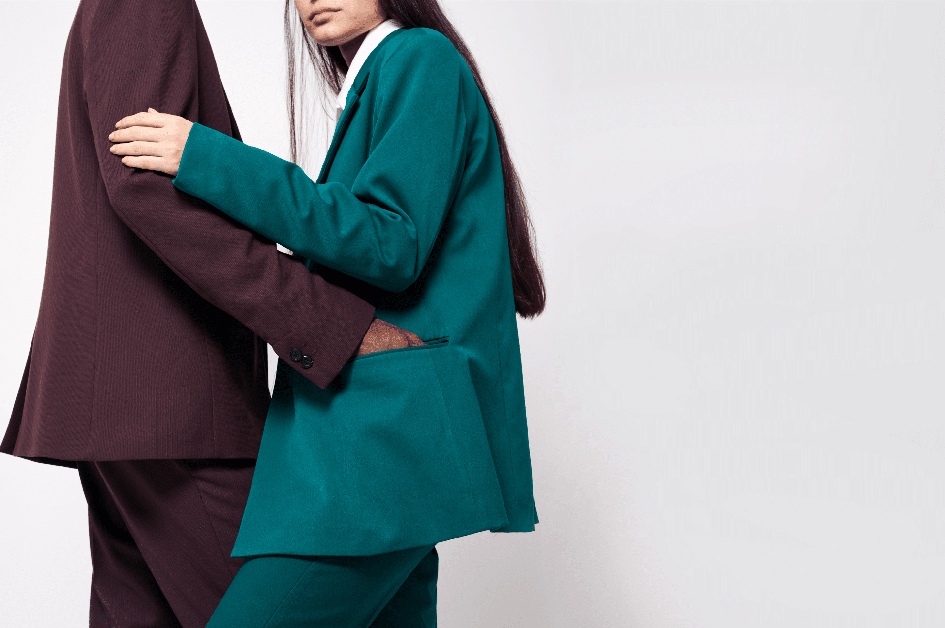 Couple portant des tailleurs sur-mesure élégants